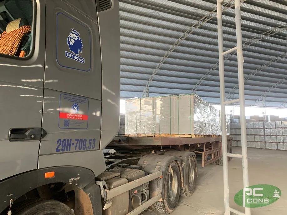 Xe xuất hàng của Phước Chi tại nhà máy sản xuất bê tông khí chưng áp